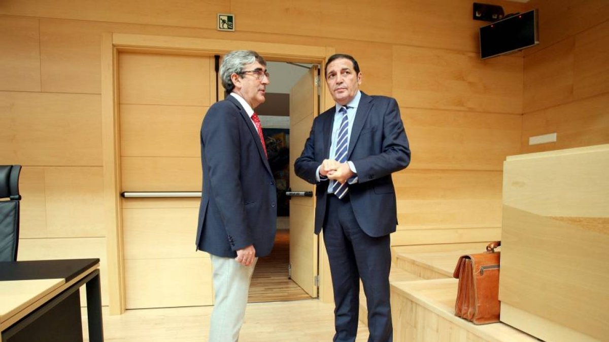 El consejero de Sanidad, Antonio María Sáez Aguado, comparece en la Comisión de Hacienda de las Cortes de Castilla y León para explicar las cuentas de su departamento para 2015. Junto a él, el vicepresidente primero de las Cortes, Fernando Rodríguez-Ical