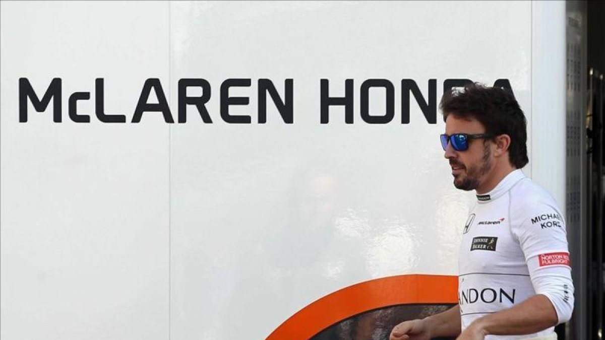 Alonso, en un momento de descanso en las pruebas de Montmeló.-TONI ALBIR / EFE