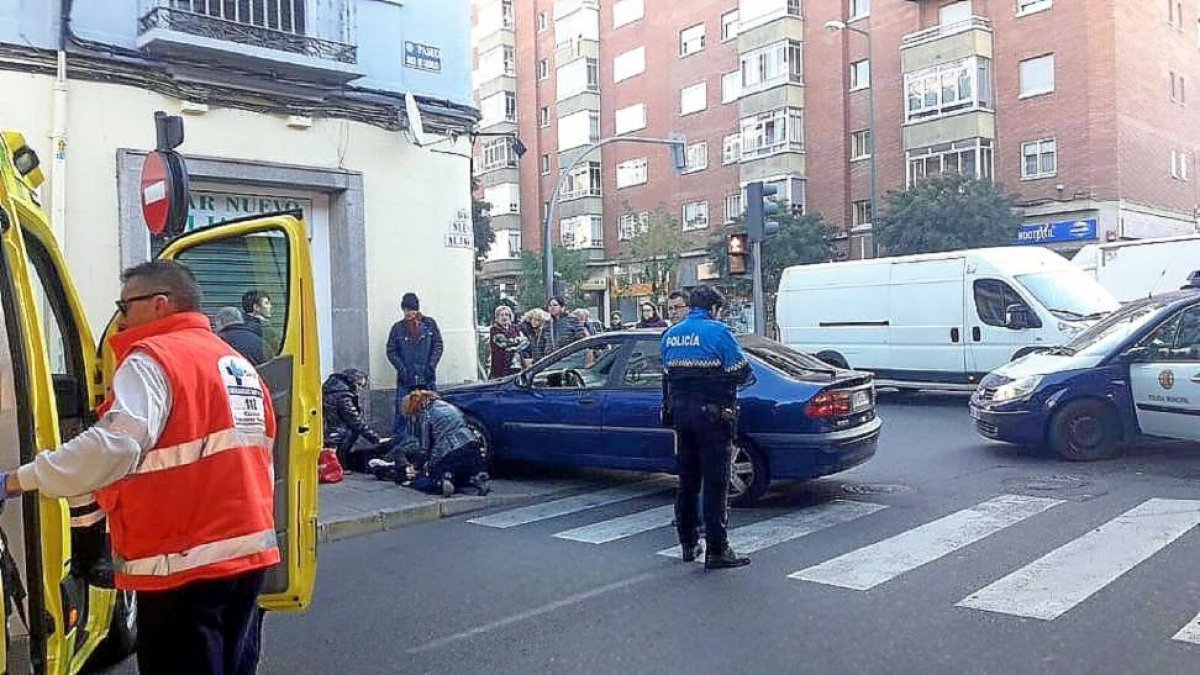 La mujer siendo atendida en el lugar del accidente, antes de ser trasladada al hospital.-EL MUNDO
