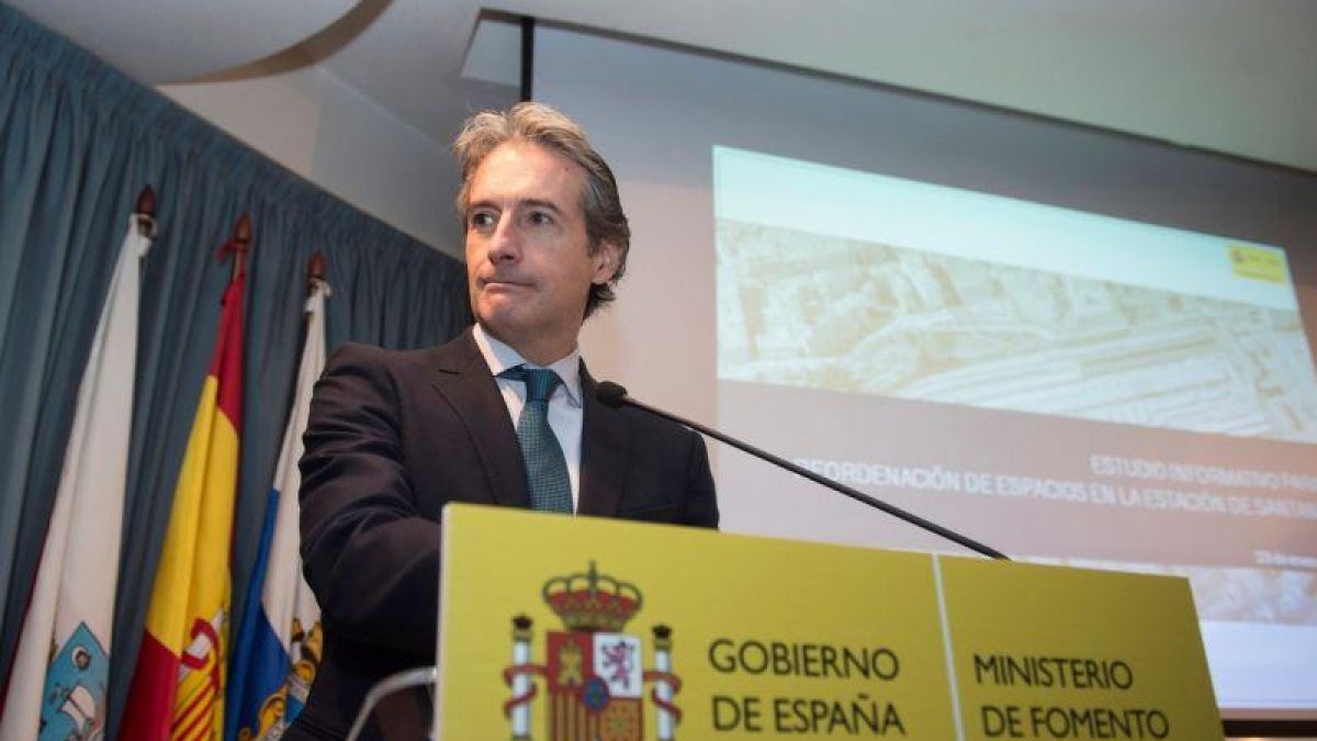 El ministro de Fomento Íñigo de la Serna.-PEDRO PUENTE HOYOS (EFE)