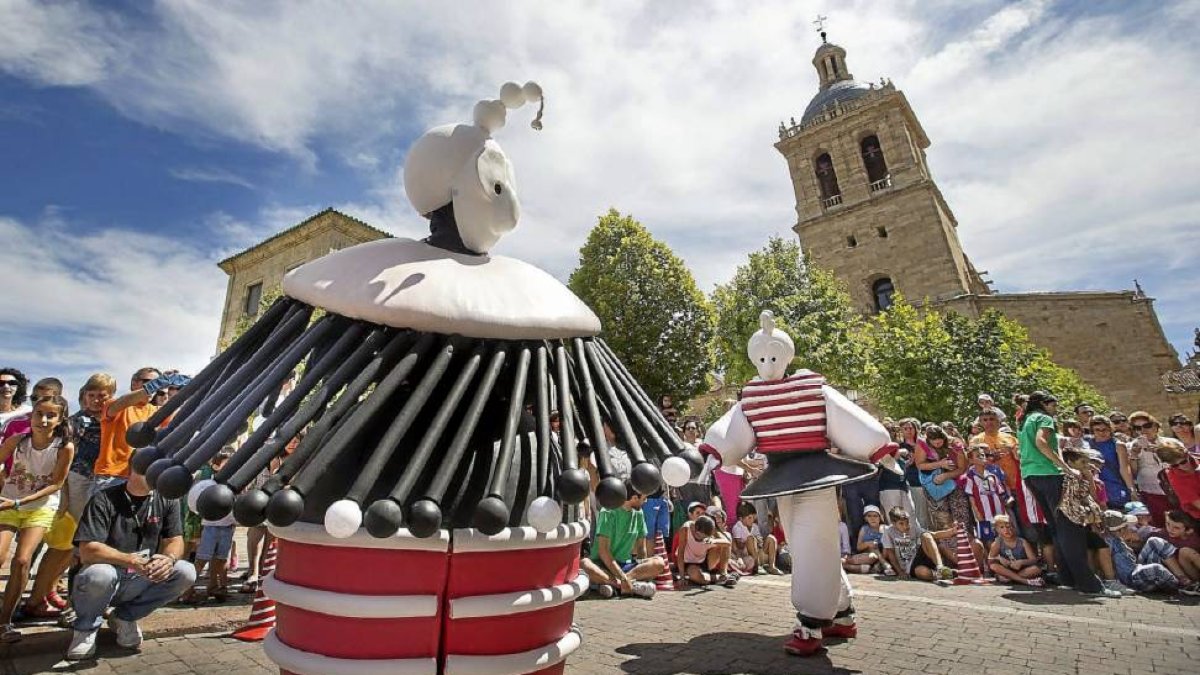 La compañía burgalesa Bambalua Teatro interpretó ayer en la Plaza del Conde la obra Cacharros, que cuenta la historia de cuatro voluminosos juguetes de cuerda y que combina el trabajo coral, con la improvisación y la coreografía.-ICAL