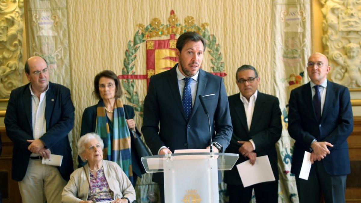 El alcalde de Valladolid, Óscar Puente, posa junto a representantes de la Fundación Segundo.-ICAL