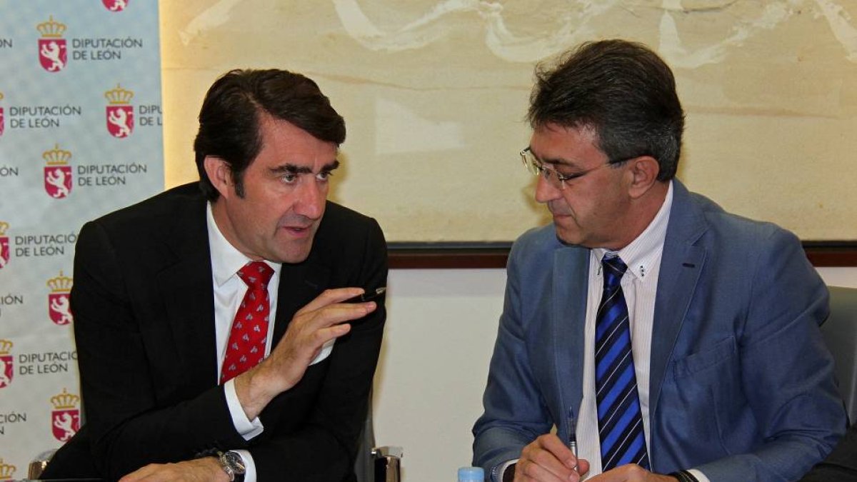 El consejero de Fomento y Medio Ambiente, Juan Carlos Suárez-Quiñones(I), se reúne con el presidente de la Diputación de León, Juan Martínez Majo(D).-ICAL