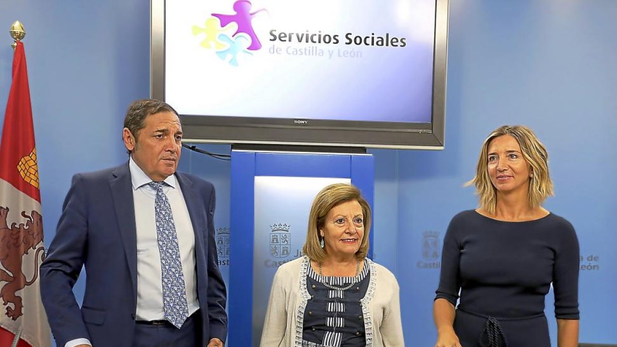 Antonio María Sáez Aguado, Milagros Carvajal y Alicia García ayer durante la rueda de prensa.-ICAL
