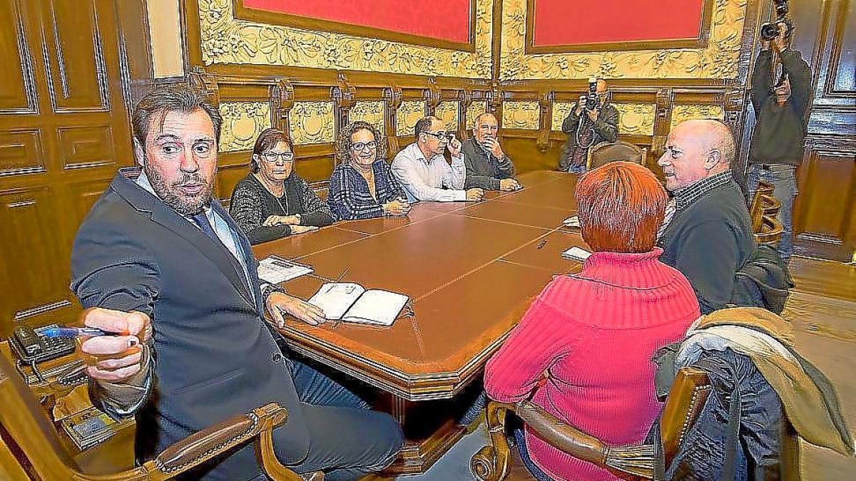 Reunión entre Óscar Puente y los representantes de la Coordinadora contra el Narcotráfico de Pajarillos.-PABLO REQUEJO (PHOTOGENIC)