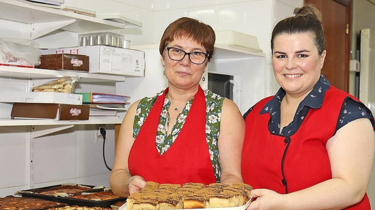 Isabel Galhardo Vaz (izquierda) muetsra una bandeja de esta dulce delicatessen.-J.L.C.