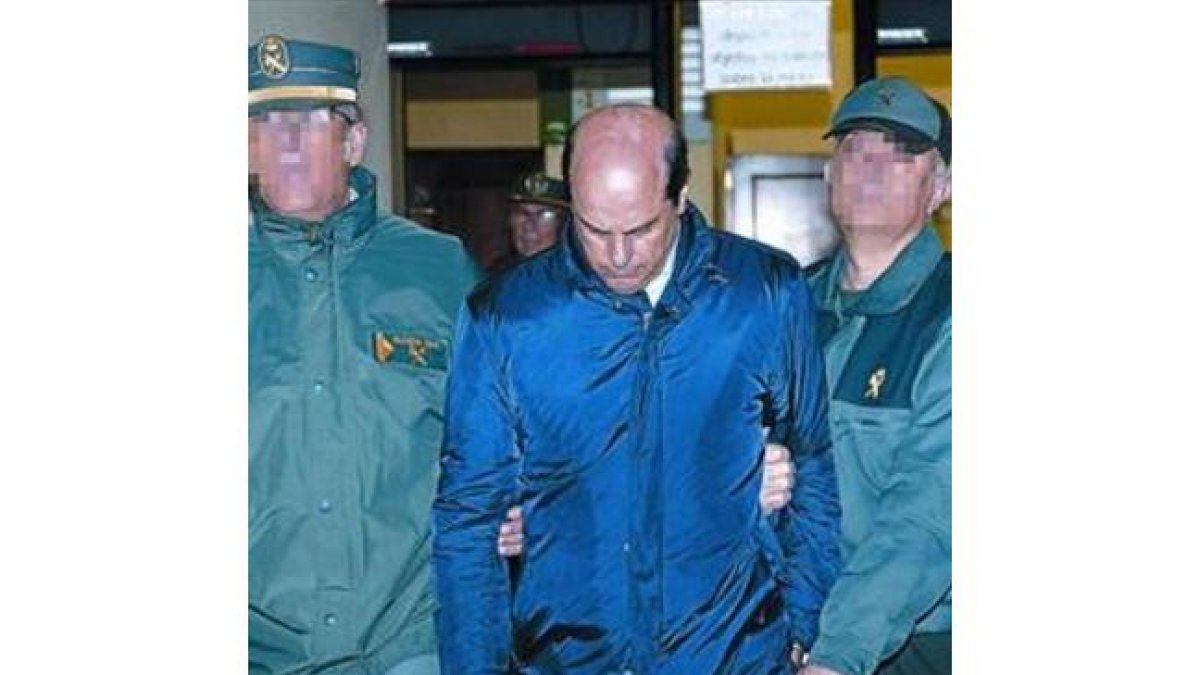 El exdirector de Vitalia Antonio Albarracín es llevado a prisión, ayer.-EFE / RAÚL CARO