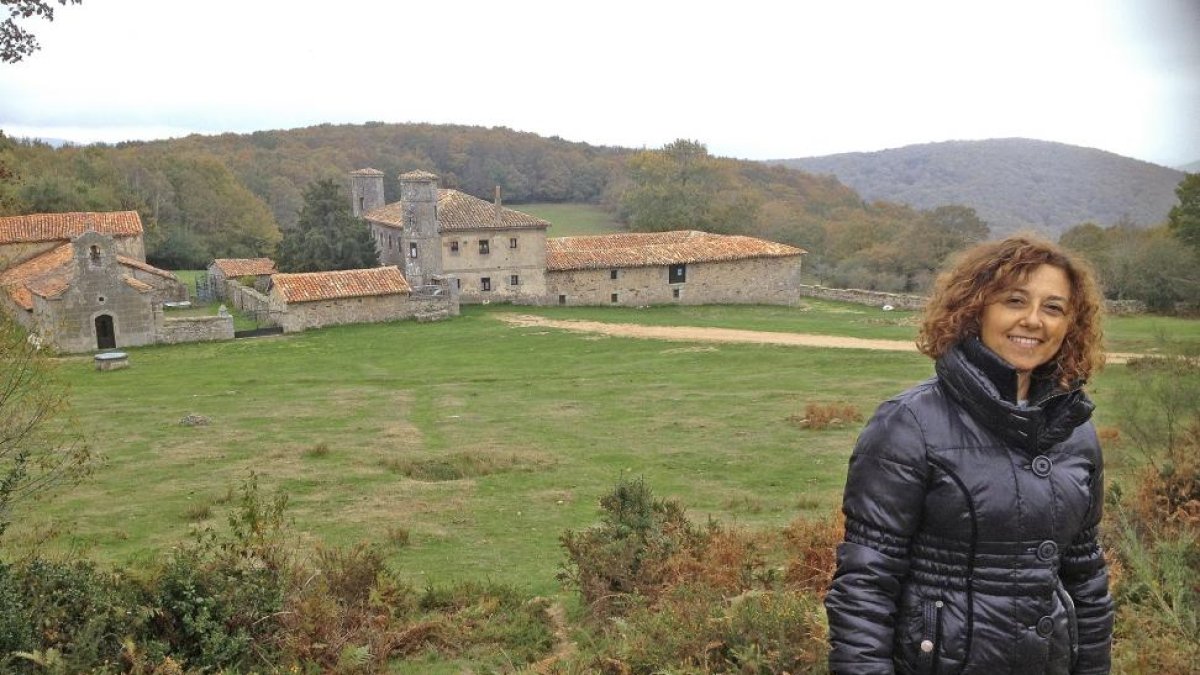 Gema Fernández, gerente del colectivo de criadores de ganado Hispano-Bretón de Burgos, ante la Cabaña de Monte Hijedo, en Santa Gadea de Alfoz, un paraje natural del norte de la provincia de Burgos donde habitan y pastan los potros de esta raza autóctona.-AGROCOMUNICACIÓN