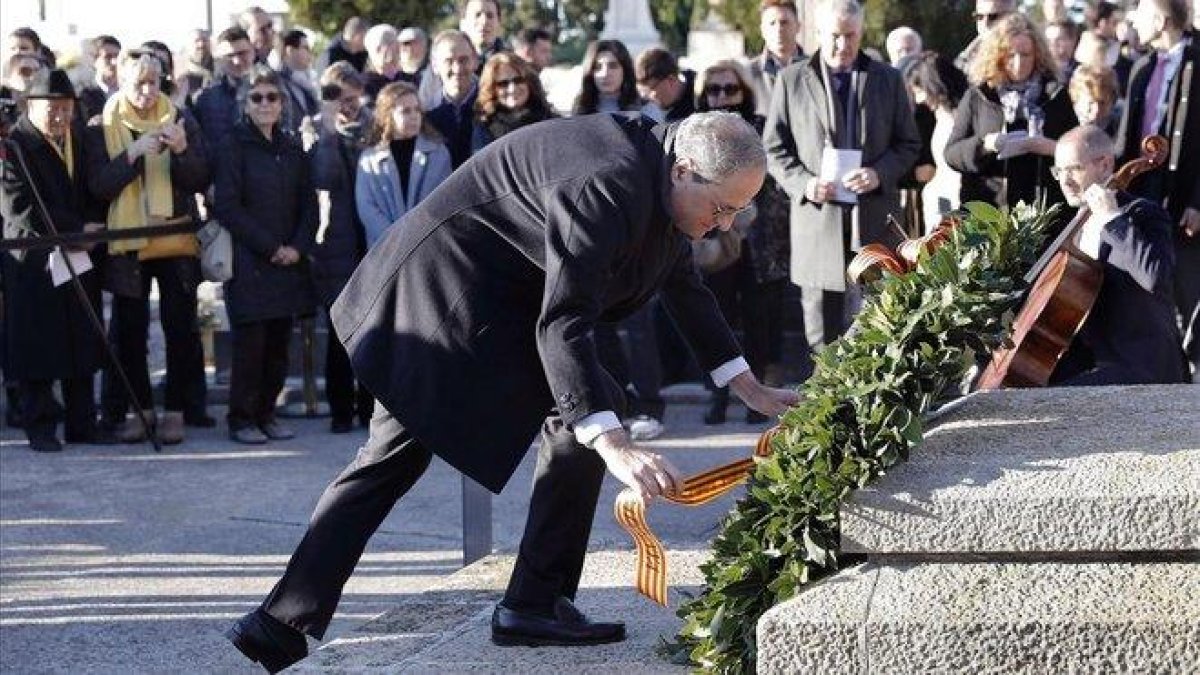 Torra realiza una ofrenda floral en la tumba de Francesc Macià durante el tradicional acto de homenaje al ’expresident’ de la Generalitat el día de Navidad.-EFE / ANDREU DALMAU