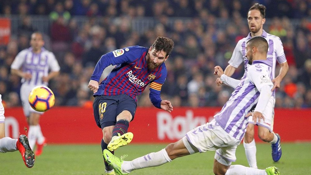 Joaquín se lanza en su intento de cortar el lanzamiento de Messi en el partido que enfrentó anoche al Barcelona y al Valladolid en el Camp Nou.-AFP / PAU BARRENA