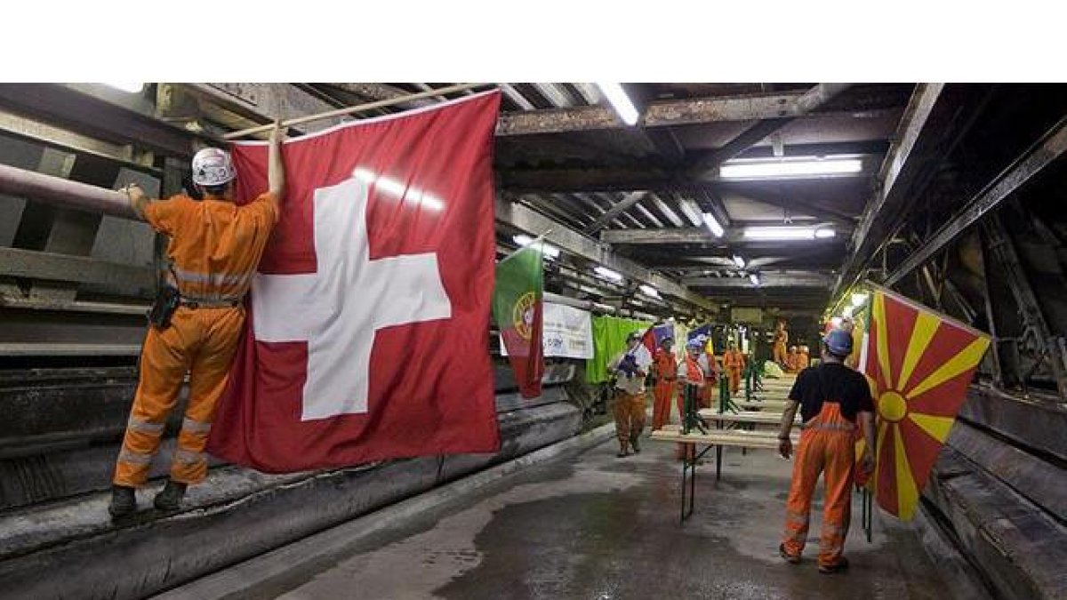 Trabajadores decoran las paredes del tunel de San Gotardo una vez finalizada la perforación de las galerías, en el 2010.-EFE