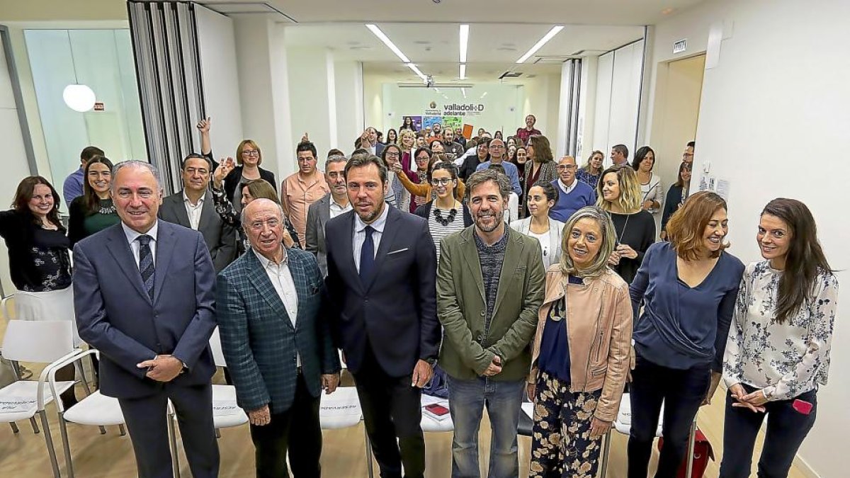 El concejal Antonio Gato, ‘Peridis’, el alcalde y el responsable de Empleabilidad de la Fundación Telefónica, Matías Figueroa.-ICAL