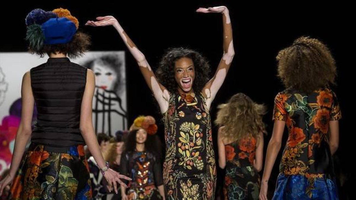 Chantelle Brown-Young en el desfile de Desigual en Nueva York para presentar la colección otoño-invierno 2015.-Foto: REUTERS/ ERIC THAYER