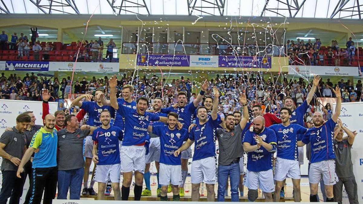 Imagen para la historia con la plantilla del BMAtlético Valladolid bañada en confeti con el cartel de campeones de División de Honor Plata a sus pies.-PHOTOGENIC