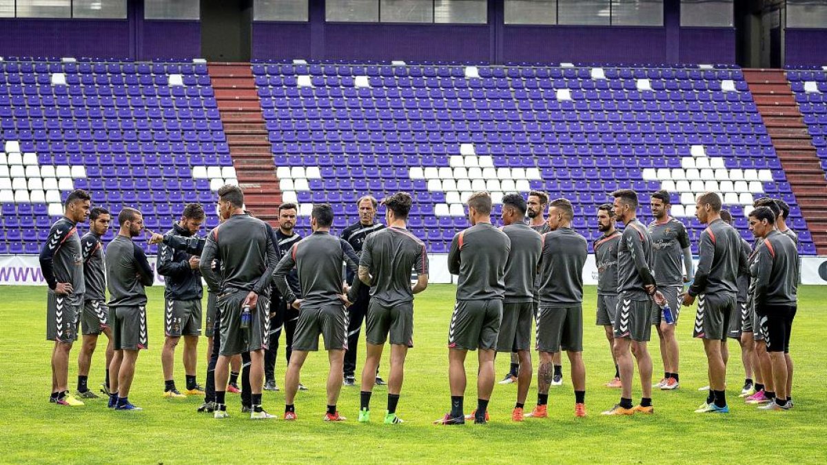 La plantilla blanquivioleta, reunida en torno al entrenador Alberto y su ayudante, Rubén Albés, durante un entrenamiento.-MIGUEL ÁNGEL SANTOS