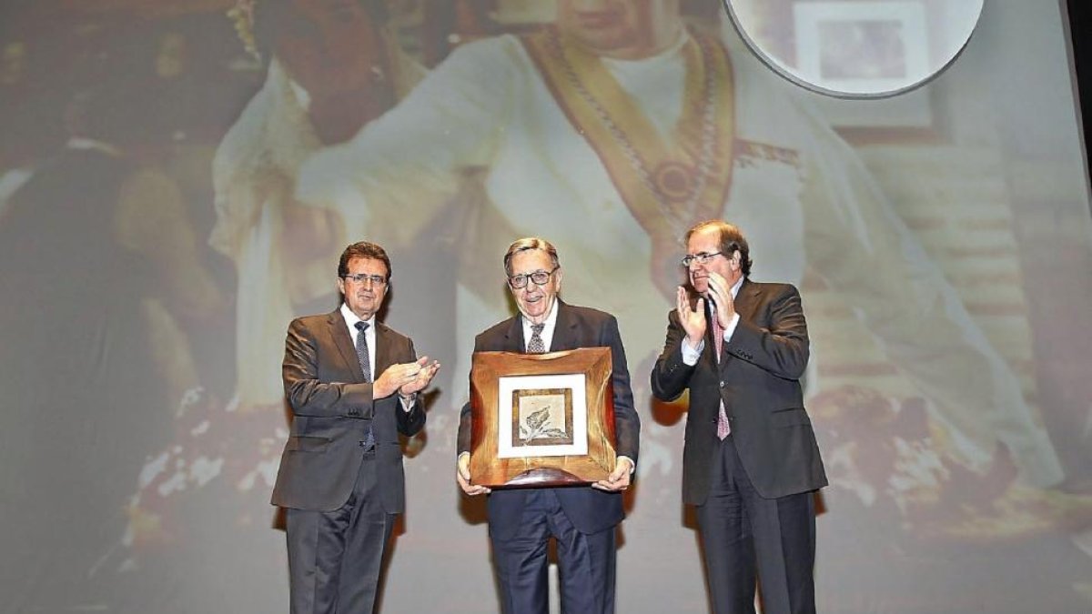 El editor José Luis Ulibarri y el presidente Herrera aplauden a Alberto Cándido López, ante la fotografía de su padre.-REPORTAJE GRÁFICO:J.M.LOSTAU / PHOTOGENIC / JAVIER ÁLVAREZ