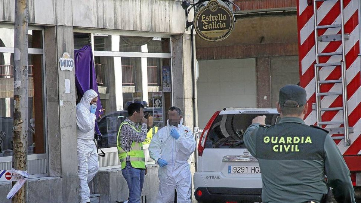 Levantamiento de los cadáveres del hombre y la mujer que aparecieron muertos en el interior del inmueble.-ICAL