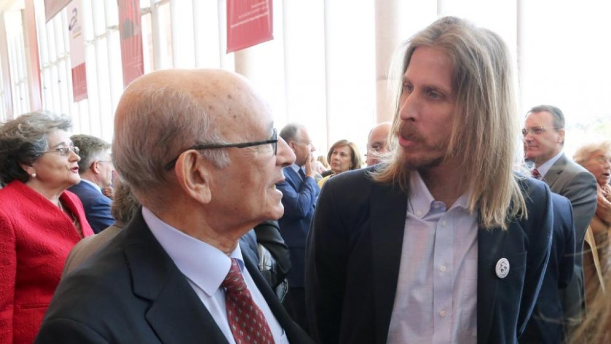 Pablo Fernández de Podemos junto a Carlos Sánchez Reyes.-ICAL