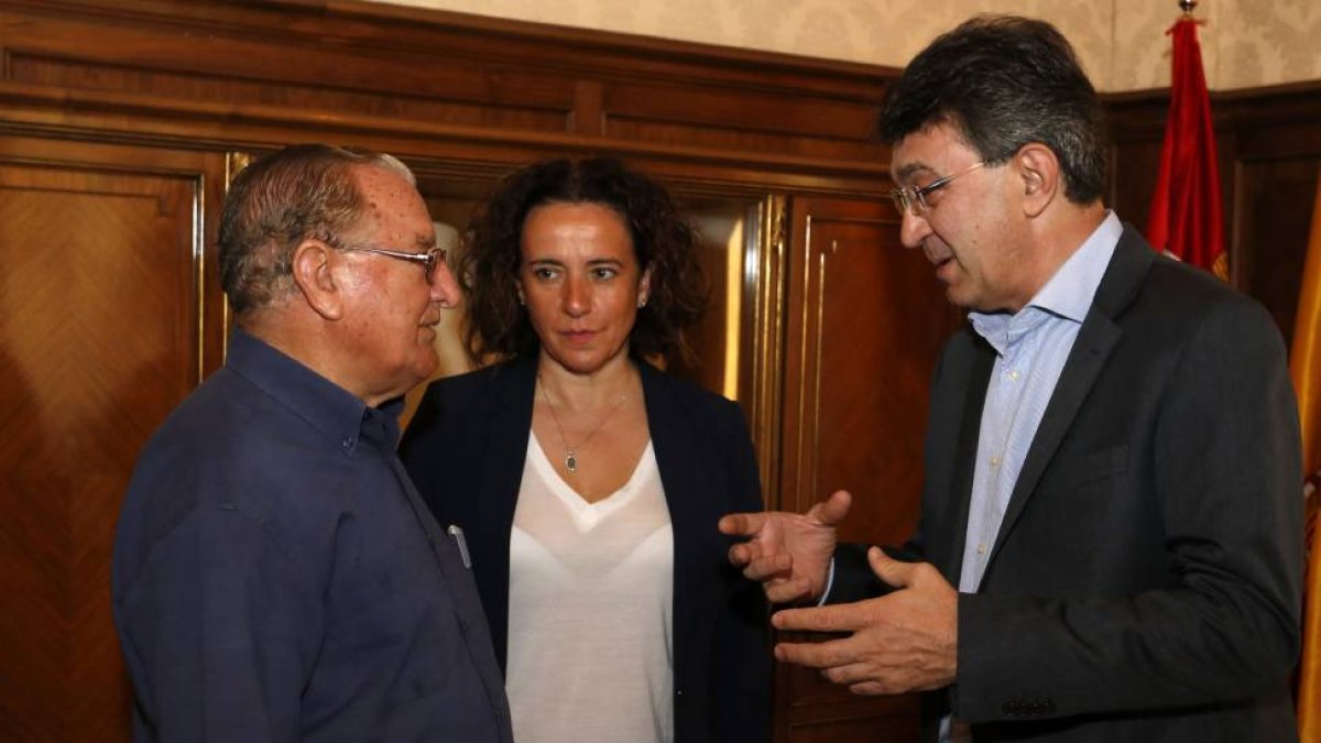 El presidente de la Diputación, Juan Martínez Majo, recibe a Nicolás Castellanos, presidente de la Fundación Hombres Nuevos, Premio Príncipe de Asturias y el Premio Castilla y León de las Humanidades-Ical