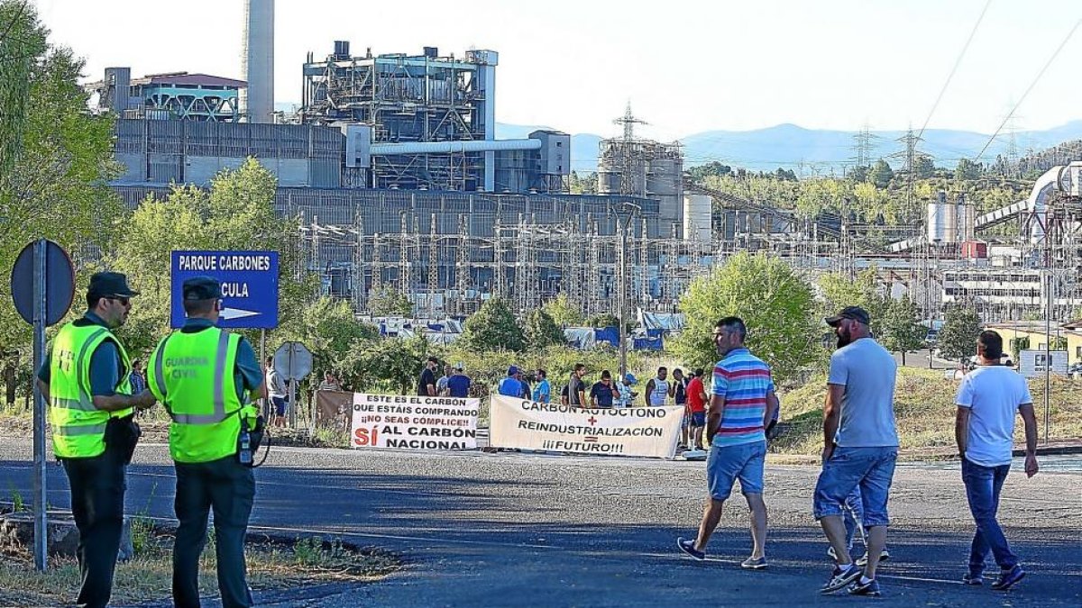 Mineros de la Astur Leonesa cortan el acceso a la central de Compostilla en el municipio de Cubillos del Sil.-ICAL