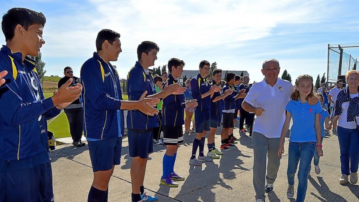 Los jugadores del CDCigales hacen pasillo a Urbano Peón, acompañado de su hija.-E. M.