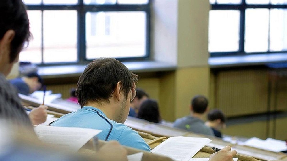 Alumnos del máster de Relaciones Internacionales de la UVAen un examen.-E. M.