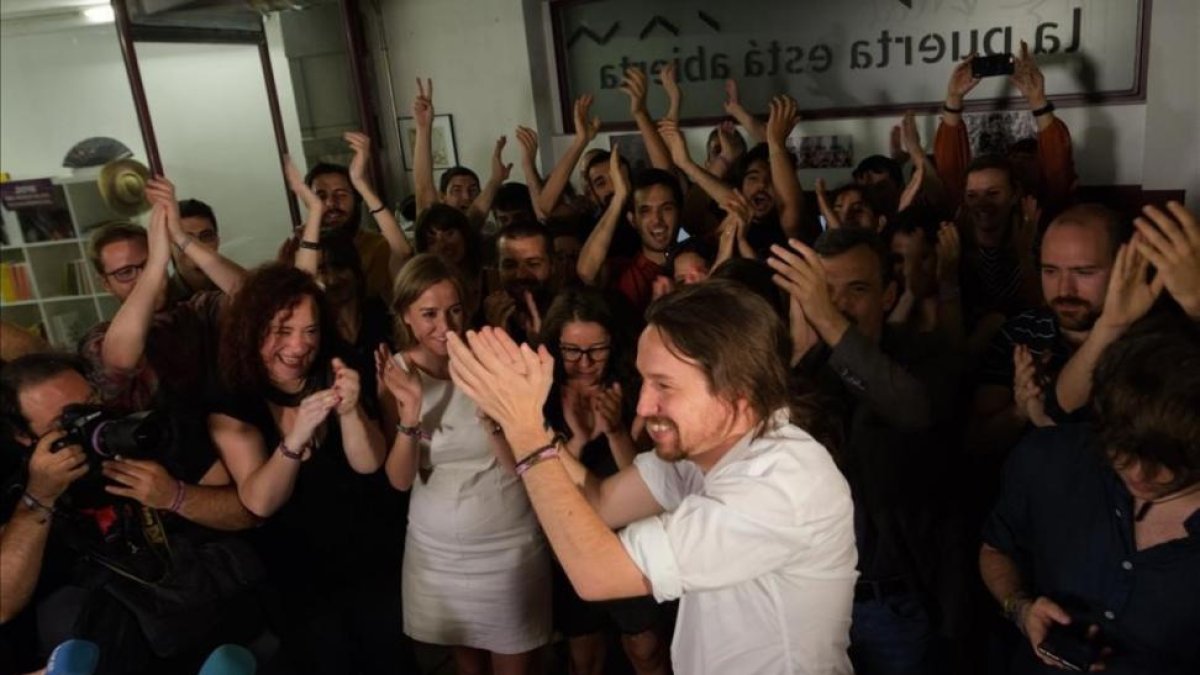 Pablo Iglesias celebra con dirigentes y simpatizantes de Podemos su intervención en el debate, en La Morada (Madrid).-LA MORADA