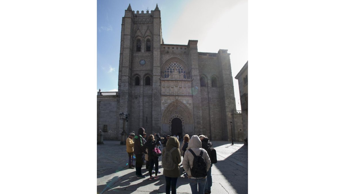 Turistas frente a la Catedral de El Salvador, en Ávila.-ICAL
