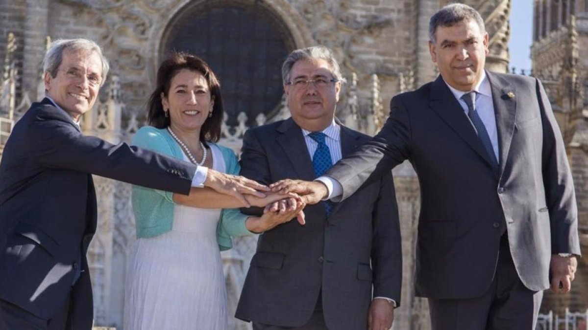 El ministro del Interior, Juna Ignacio Zoido, con sus homólogos de Marruecos, Abdeluafi Laftit (derecha) y de Portugal, Constança Urbano y el embajador de Francia en España, Yves Saint-Geours.-EFE / RAÜL CARO