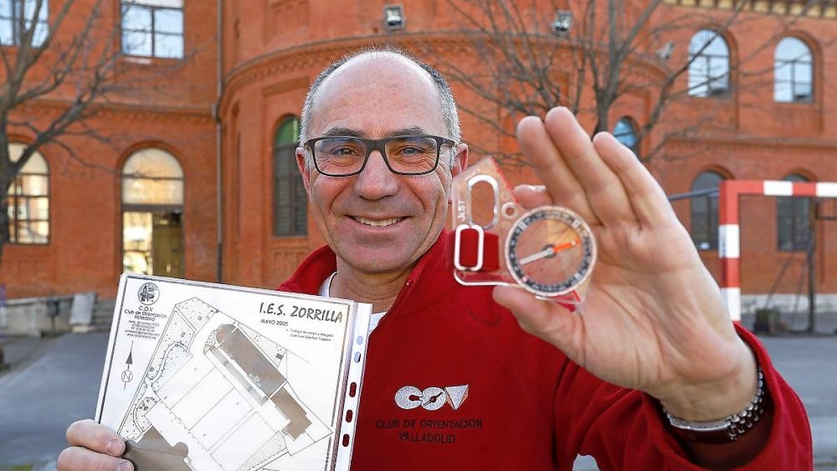 José Luis Sánchez (arriba con el primer equipo que participó en el Campenato de España, en 1997) posa con una brújula y un antiguo mapa del IESZorrilla en el patio del centro donde trabaja como profesor.-J. M. LOSTAU