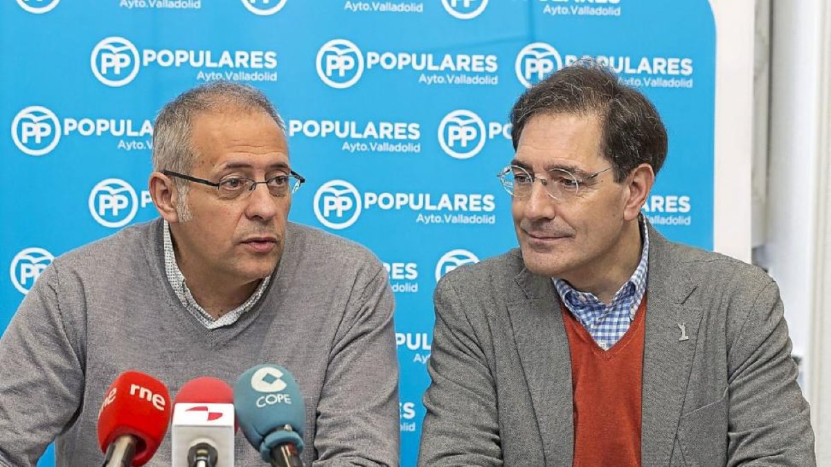José Antonio Martínez Bermejo y Jesús Enríquez en la sede municipal del Grupo Popular.-Miguel Ángel Santos