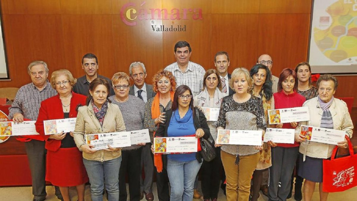 Los ganadores del sorteo posan con sus bonos regalo.-J.M. Lostau