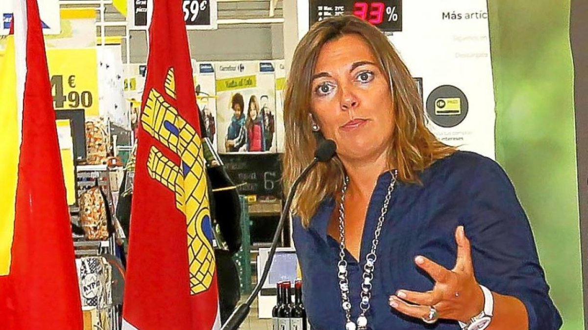 Milagros Marcos con el director de Castilla y León de Carrefour.-J. M. LOSTAU