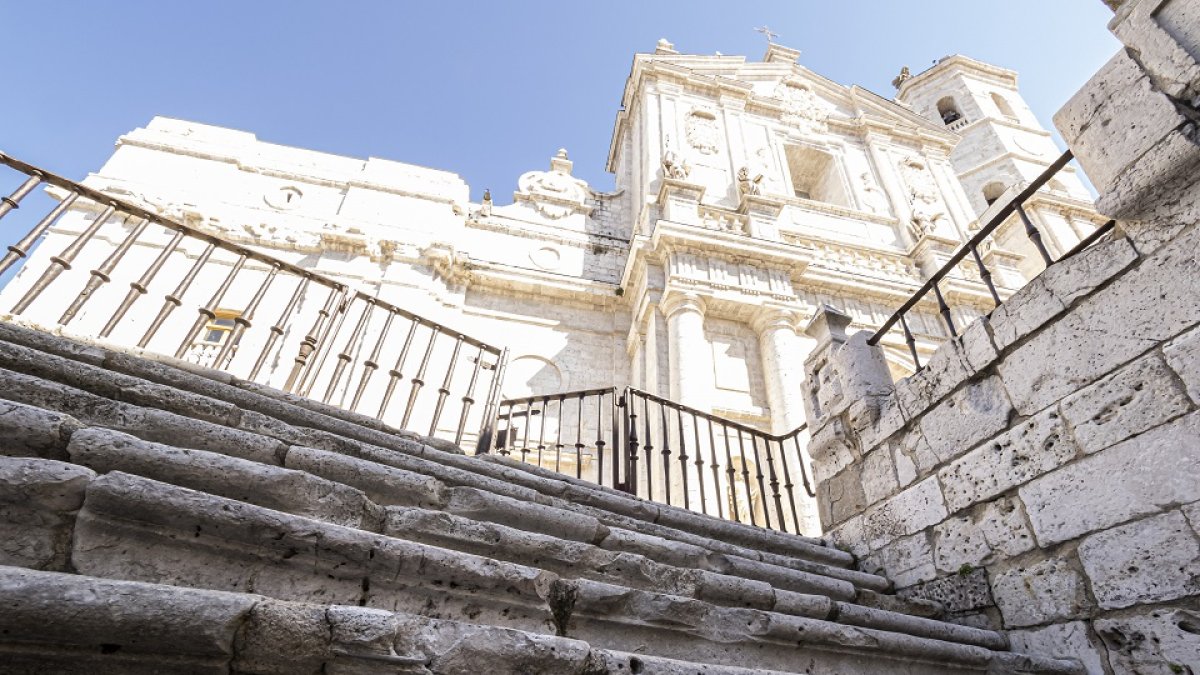Escalinatas muy deteriodadas del acceso a la Catedral de Valladolid, que serán objeto de reparación. - P. REQUEJO