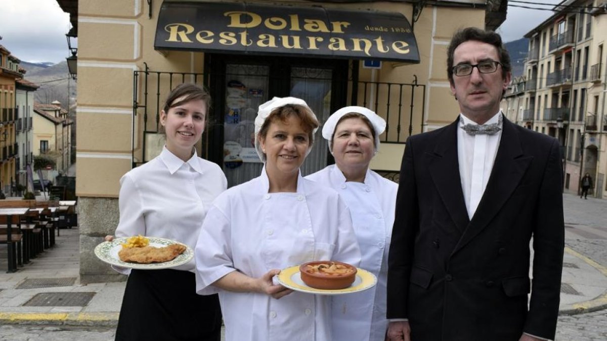 Las hermanas Teresa y María Jesús (centro), con Elena (con un escalope) y el padre de esta, Javier Bermejo, a la entrada del restaurante-ARGICOMUNICACIÓN