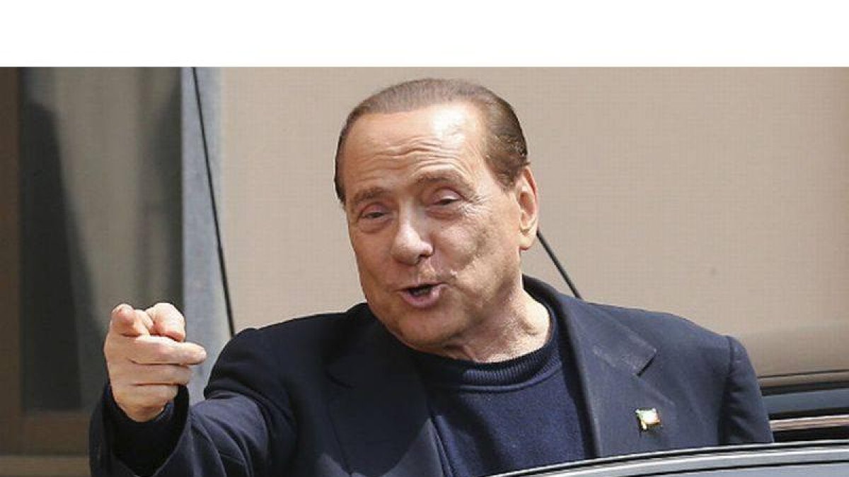Berlusconi, a las puertas de la residencia donde ha hecho sus trabajos comunitarios.-Foto: AP / ANTONIO CALANNI
