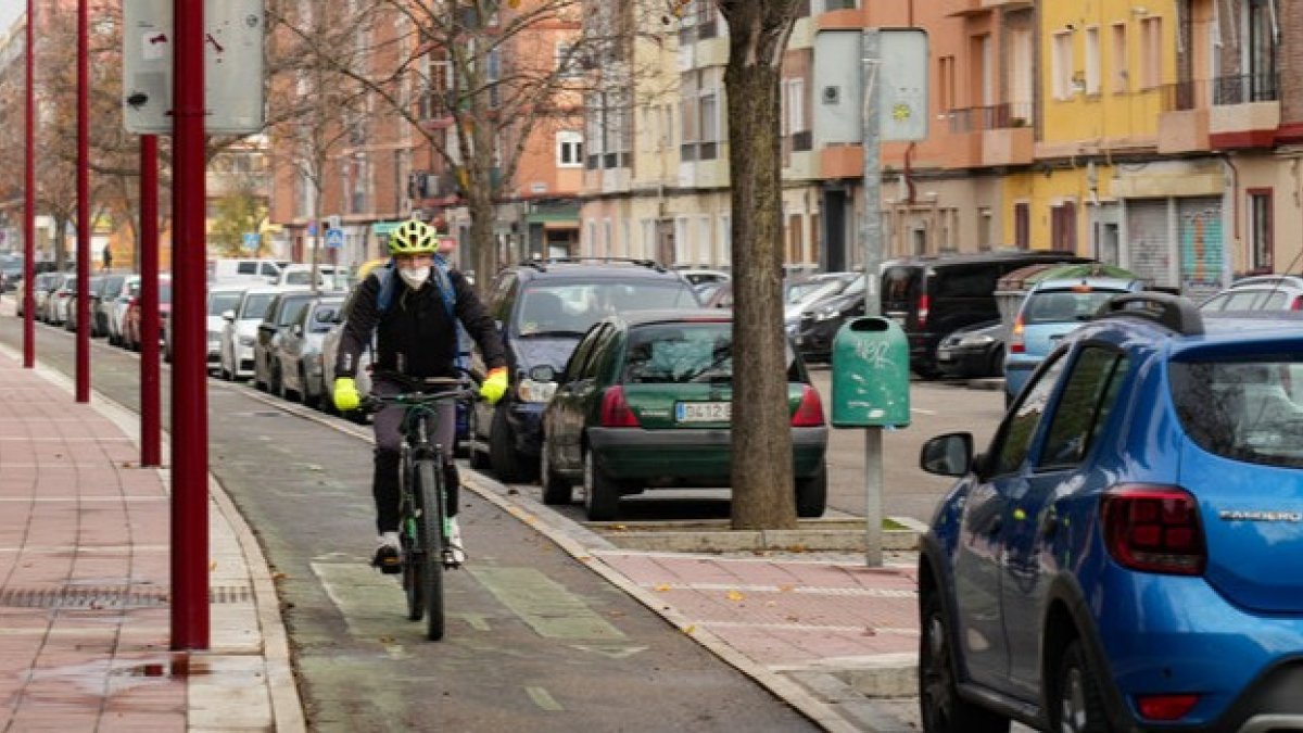 Carril bici en la calle Salud de Valladolid. -J.M.LOSTAU
