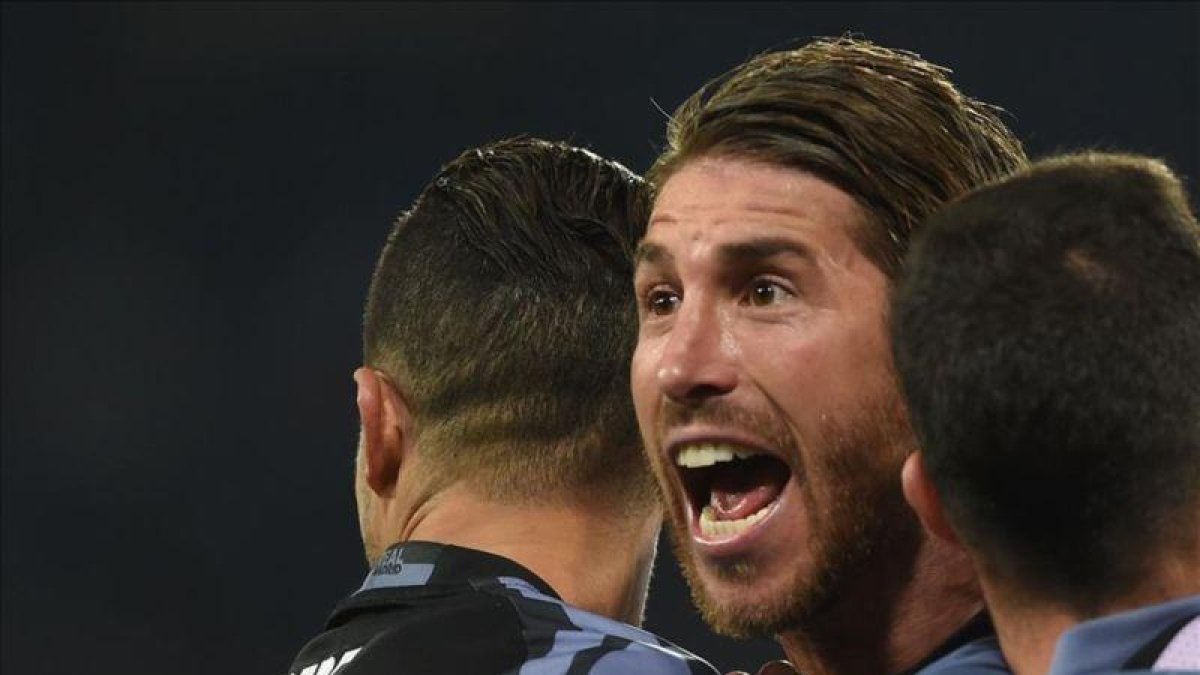 Sergio Ramos celebra su segundo gol al Nápoles en el estadio de San Paolo.-AFP / FILIPPO MONTEFORTE