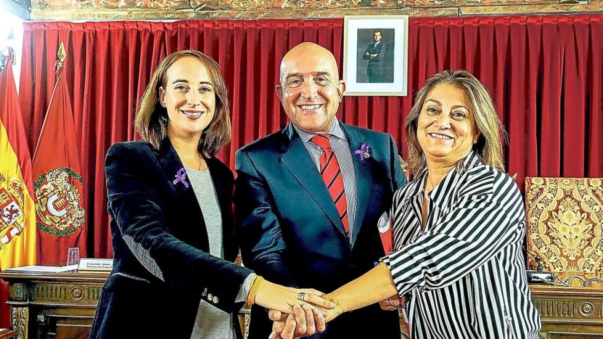 Pilar Vicente, Jesús Julio Carnero y Teresa López muestran ayer su buena sintonía tras el Pleno de Presupuestos.-EL MUNDO