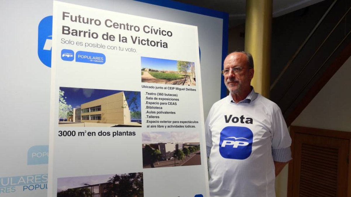León de la Riva posa con el proyecto del nuevo centro cívico de La Victoria-Ical