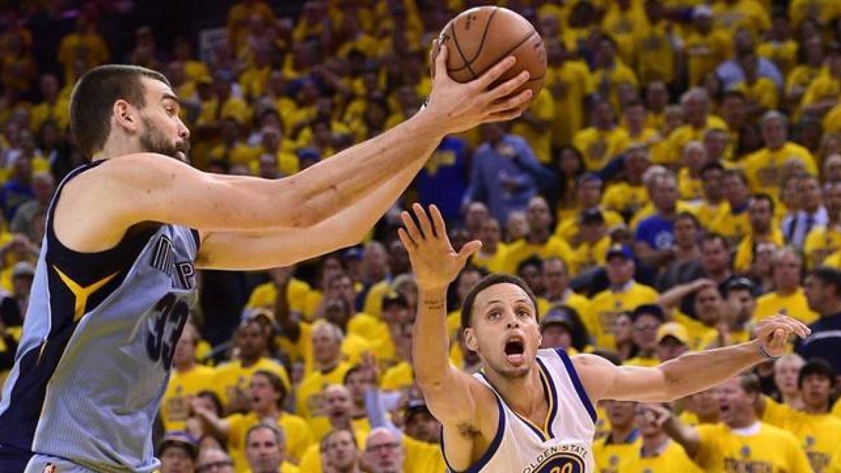 Marc Gasol lucha por el balón con Stephen Curry durante el partido de semifinales en el Oracle Arena en Oakland.-Foto: EFE / JOHN G. MABANGLO