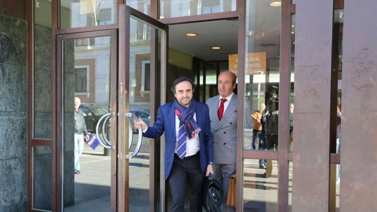 El ex director de Excal, Alberto Esgueva, con su abogado, ayer, a la salida del juzgado, en Valladolid.-ICAL