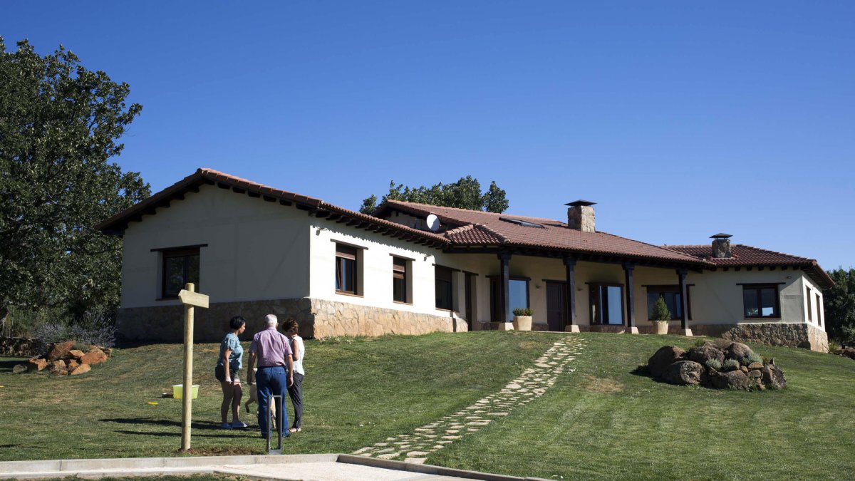 Imagen de archivo de turistas en una casa rural. -ICAL.
