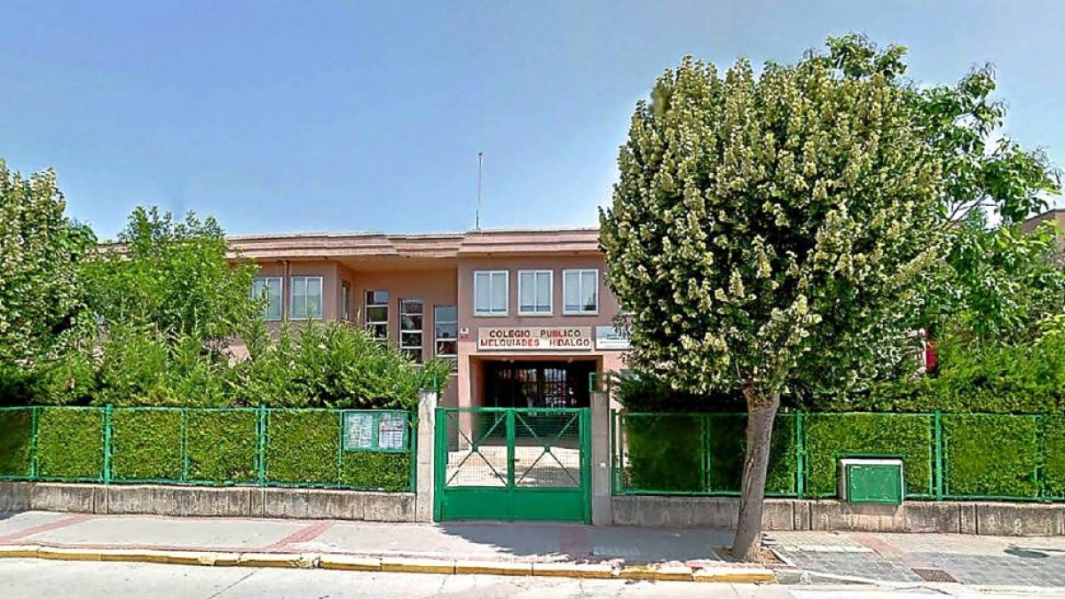 Exterior del Colegio de Cabezón Melquíades Hidalgo-E. M.