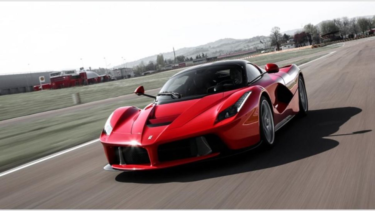 Ferrari donó uno de sus exculsivos LaFerrari por una causa solidaria.-