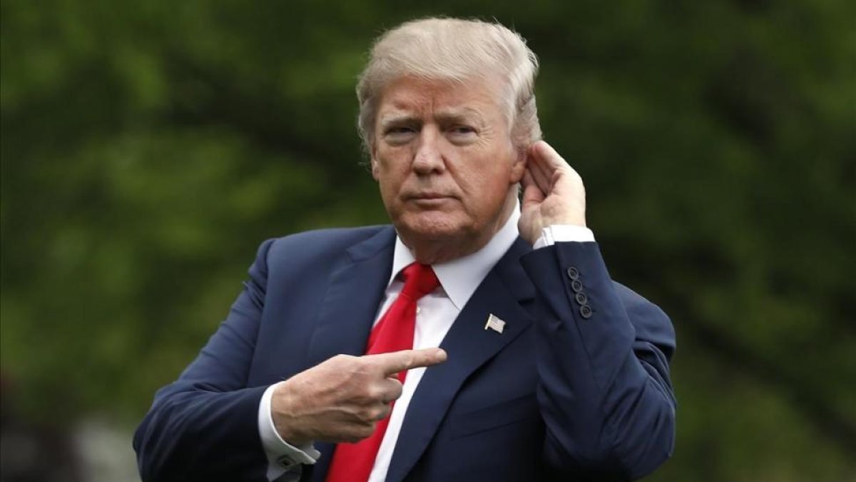 Trump, tratando de escuchar algo-YURI GRIPAS