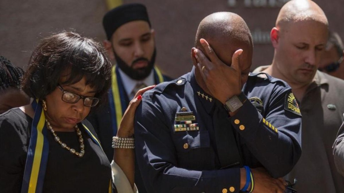 El jefe de la policía de Dallas, en el centro.-AFP / LAURA BUCKMAN