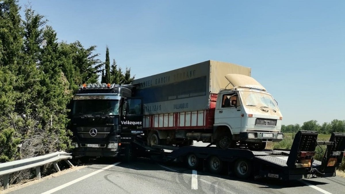 El accidente de un camión provoca el corte de la A-62 en Trigueros (Valladolid). EUROPA PRESS