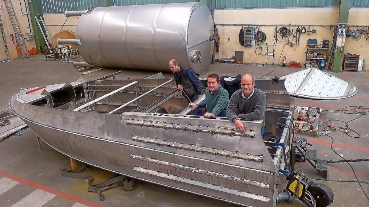 Arturo de Pablos y Santiago Parga, en el interior del barco que están construyendo en Segovia.-T. S.