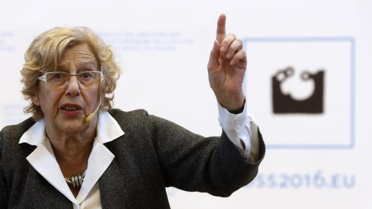 La alcaldesa de Madrid Manuela Carmena durante su intervención un encuentro de regidores municipales por la paz.-JAVI ETXEZARRETA (EFE)